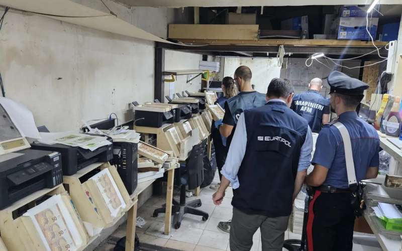 europol-tiskanje-denarja-1.jpg