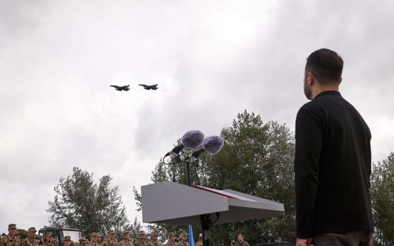 volodimir zelenski, f-16.jpg