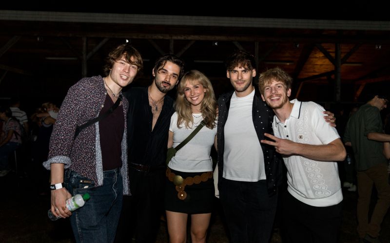 Melani Mekicar s prijatelji iz zasedbe Joker Out