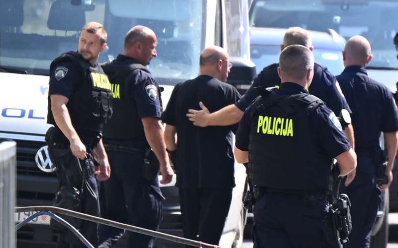 hrvaška-policija, kbc-zagreb, aretacija, moški-s-pištolo