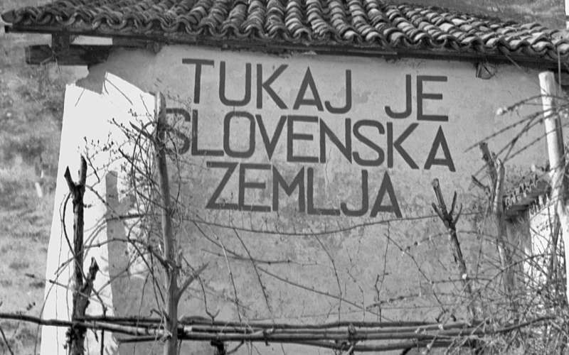 TUKAJ-JE-SLOVENSKA-ZEMLJA_NASLOVNA.jpg
