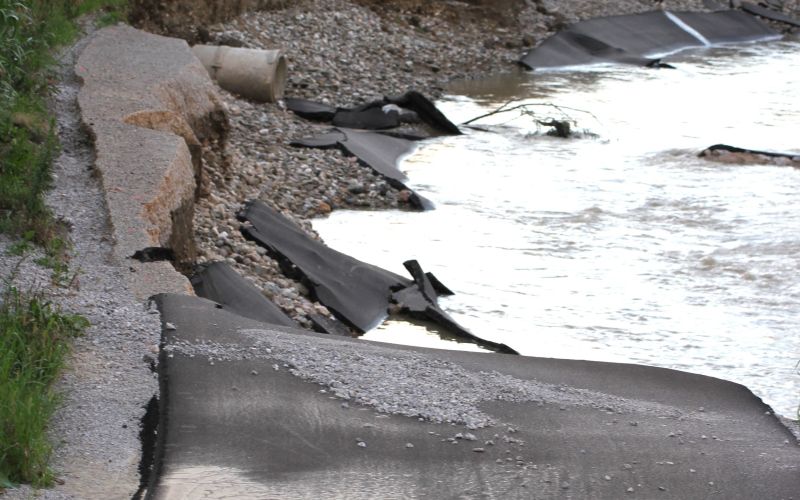 Kolesarska steza  skozi Penk unicena po lanskoletni poplavi zdaj odprta.JPG