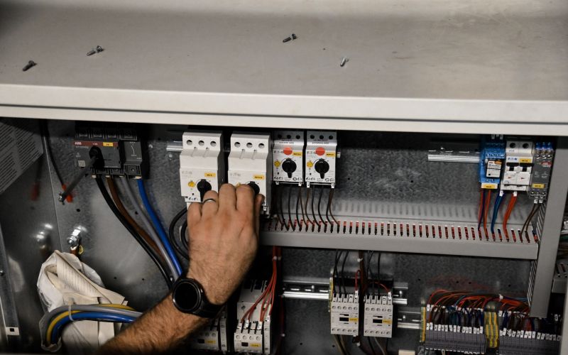 apolis, ogrevanje, sončni-kolektorji, toplotne-črpalke, elektroinštalater