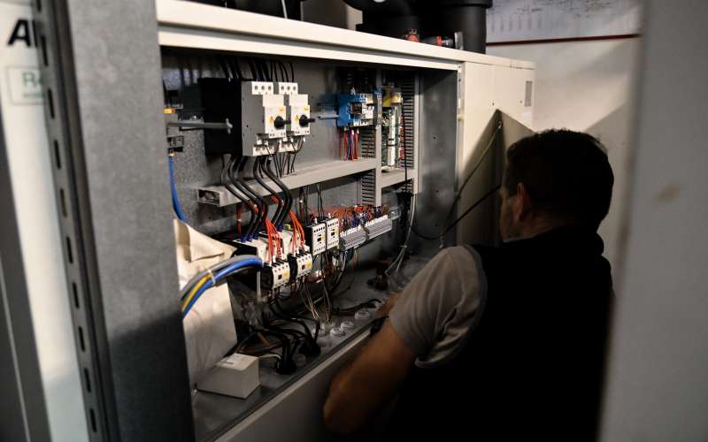 apolis, ogrevanje, sončni-kolektorji, toplotne-črpalke, elektroinštalater