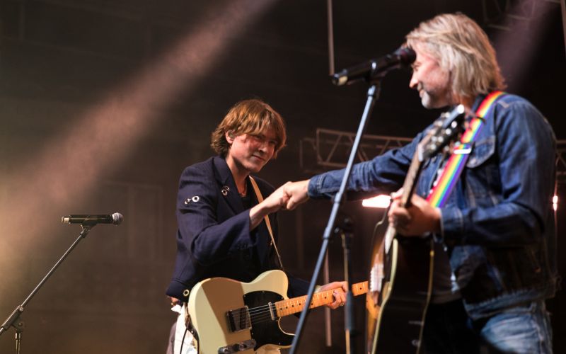 Oče in sin takoj po prvi skupni skladbi.