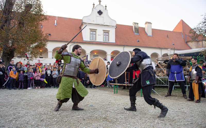 Rdeča nit ostaja tudi srednjeveški dan ...