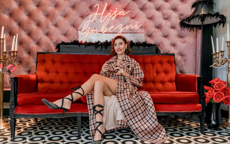 Dama noči v Hiši ljubezni je Karmen (Zala Djuric) ...