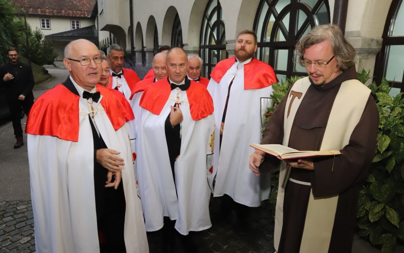 NČ Vitezi Svetega Jurija prihajajo s Koroške v grad Vrbovec  Foto Jože Miklavc     IMG_3381.JPG