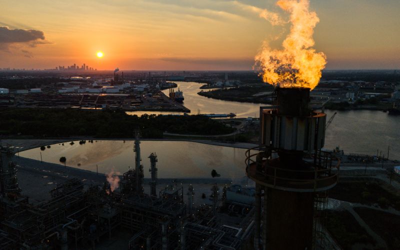 nafta, rafinerija.jpg