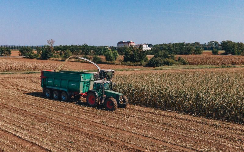 simbolična, žetev, kmetijstvo, dron, traktor, kombanj, polje, koruza