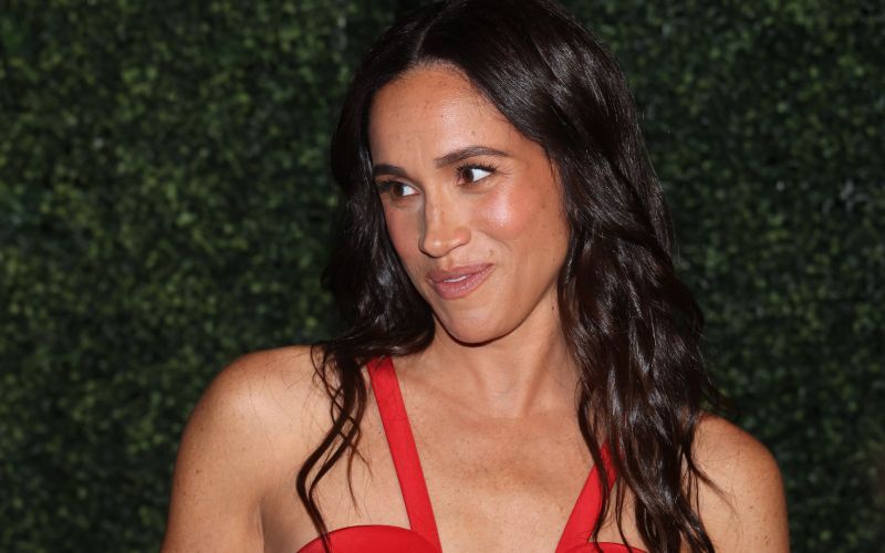 Na oprsju se vidi, da je obleka res nekoliko prevelika - deluje skoraj prazno.