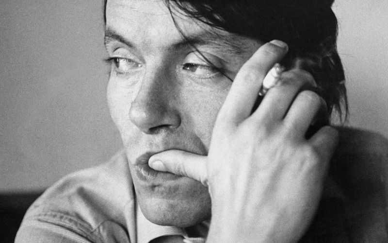 Fabrizo De Andre, 1940 - 1999, eden največjih kantavtorjev naših zahodnih sosedov. Cigareta je bila