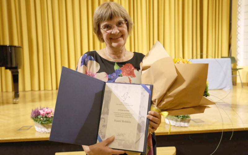 Juana-Robida-s-priznanjem-1024x683.jpg