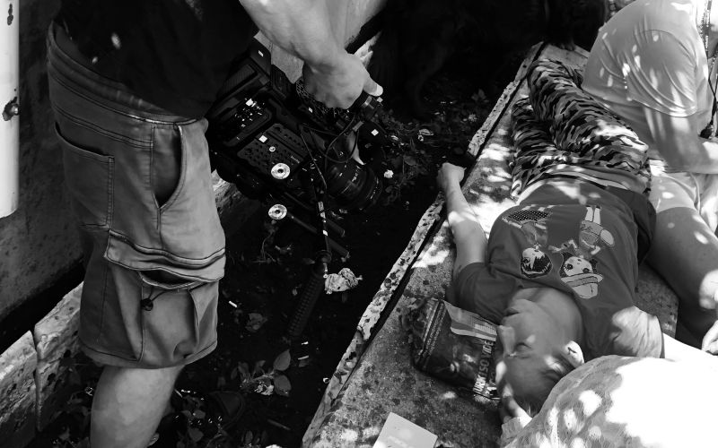 Dokumentarni film Gram srca spremlja življenja odvisnikov na ulicah Ljubljane in razkriva posledic