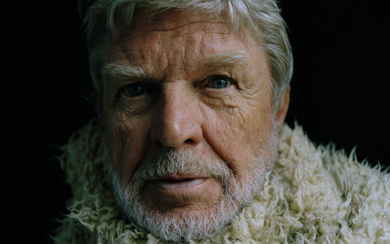 Hardy Kruger (1928 - 2022) je bil stereotipni Nemec, ki je mednarodno večinoma igral vojaške vloge,