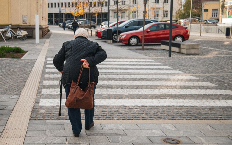 simbolična, starejši-ljudje, upokojenci, invalidi, invalid, bergla, bergle
