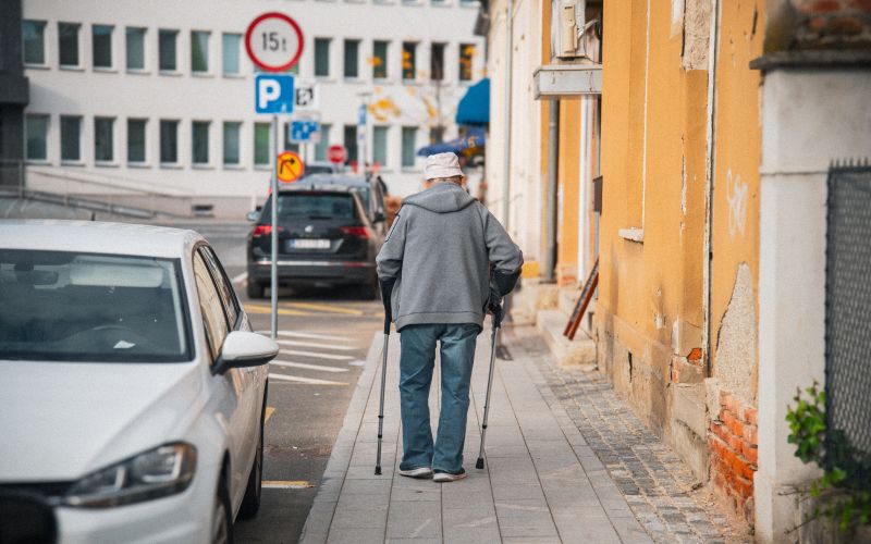 simbolična, starejši-ljudje, upokojenci, invalidi, invalid, bergla, bergle