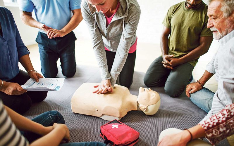 prva-pomoč-group-diverse-people-cpr-training-class.jpg
