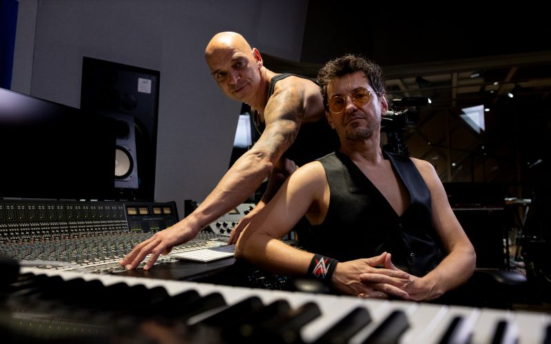 "V najinih besedilih najprej pogledava vase, ker vse izhaja iz naše