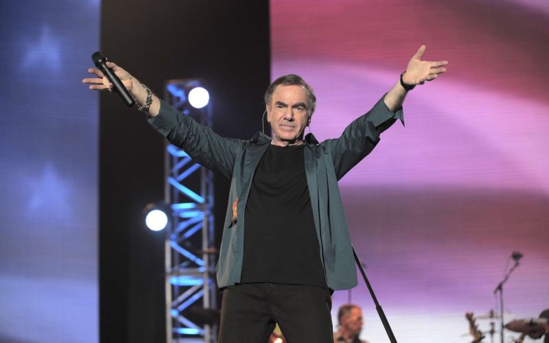 Neil Diamond, legenda, rojen januarja 1941, je prodal več kot 130 milijonov plošč.