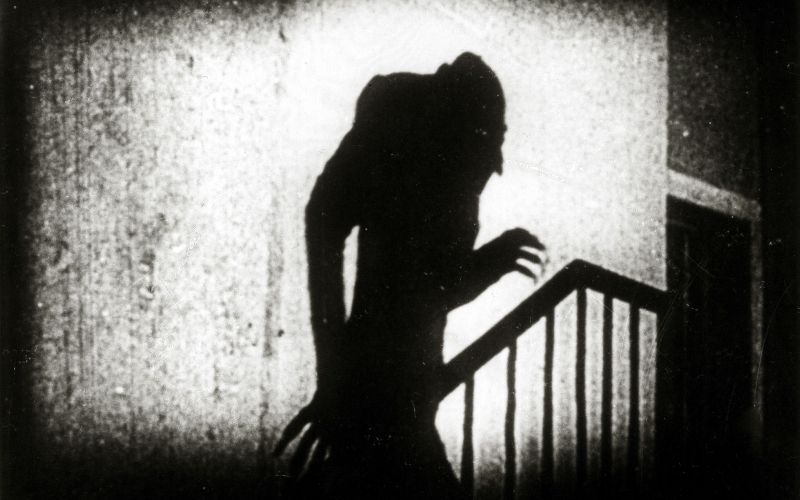 Edna najbolj kultnih filmskih scen vseh časov, senca Nosferatuja se plazi po steni stopnišča.