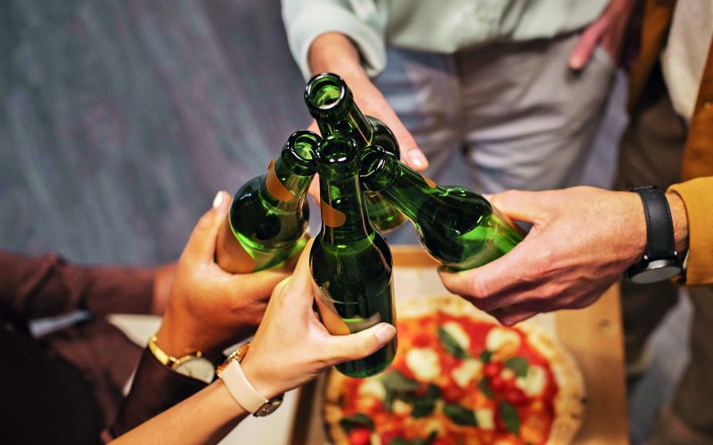 alkohol close-up-hands-holding-drinks.jpg