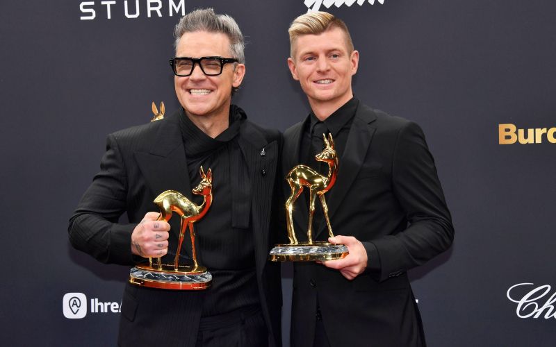 Robbie Williams je postal trikratni bambi nagrajenec, pri poziranju pa se