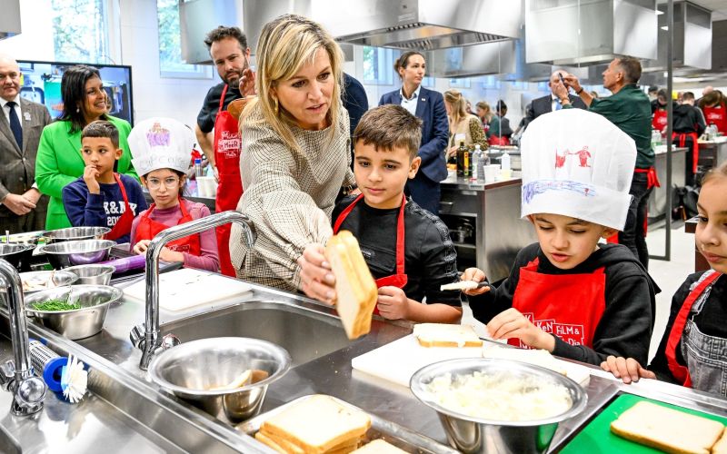 Nizozemska kraljica Maxima otrokom pomagala pripraviti sendviče.