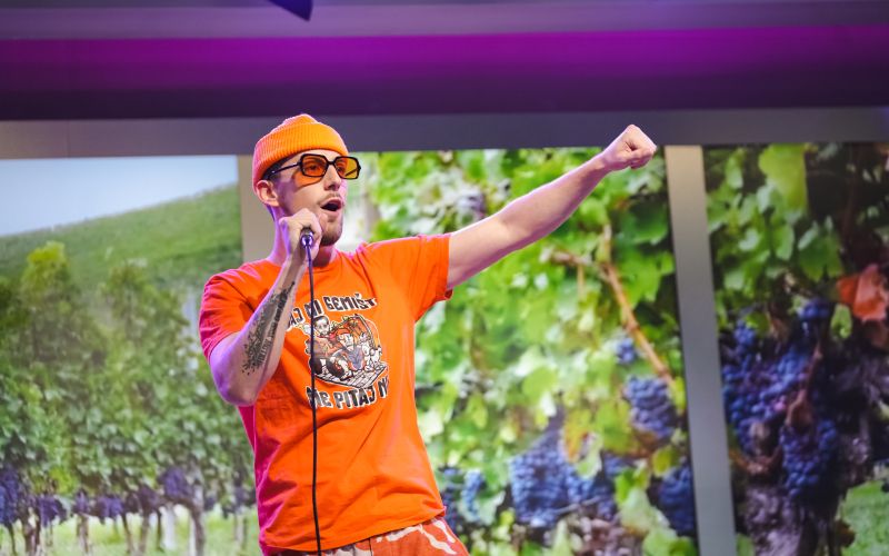 Lima Len je na Aktualu seveda zapel svojo največjo uspešnico. V ozadju so brajde.