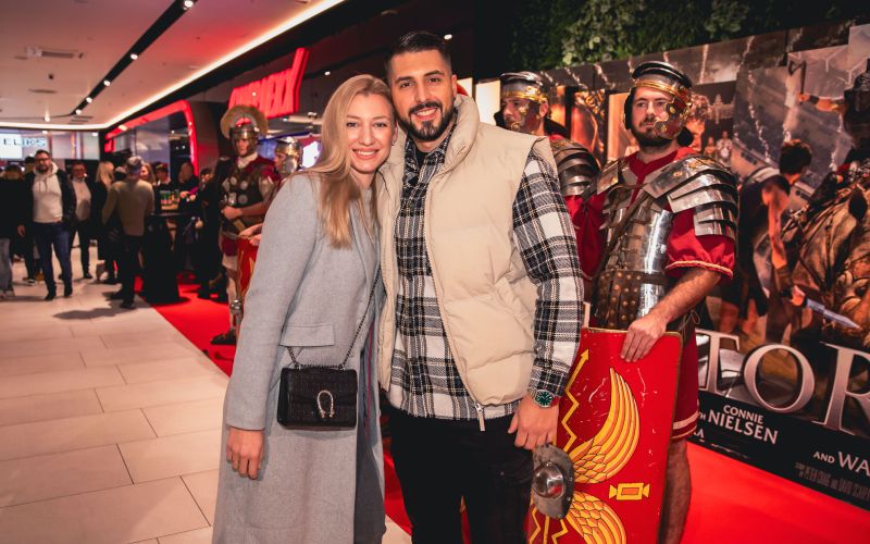 Challe Salle je izbranko Yvonne pripeljal pogledati nadaljevanje svojega najljubšega filma.