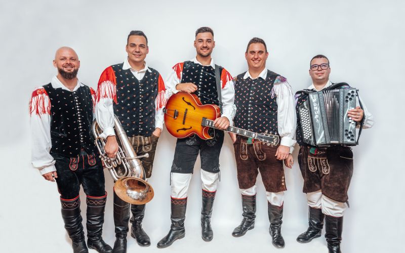 Album S tabo sreča je doma je poklon slovenski glasbi, pravijo člani ansambla Brloga.