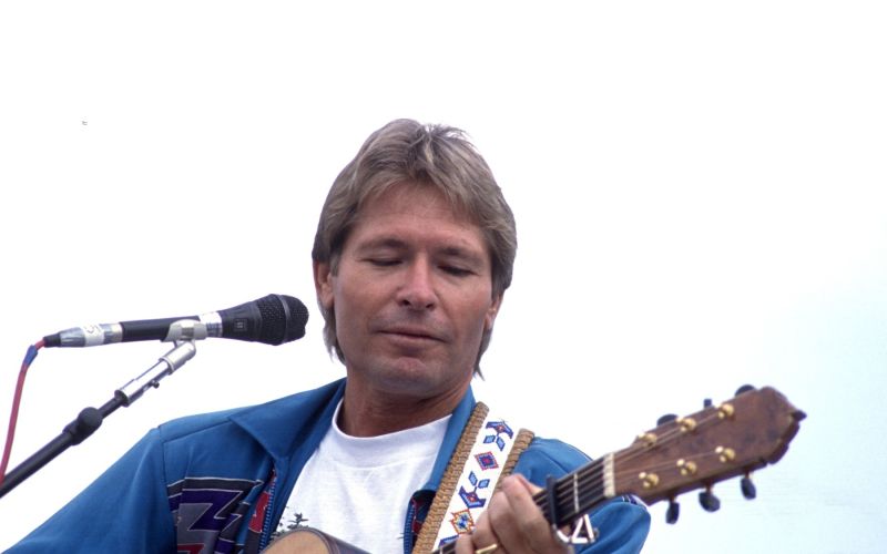 1990 je nastopil v Washingtonu ob 20-letnici praznovanja dneva Zemlje.