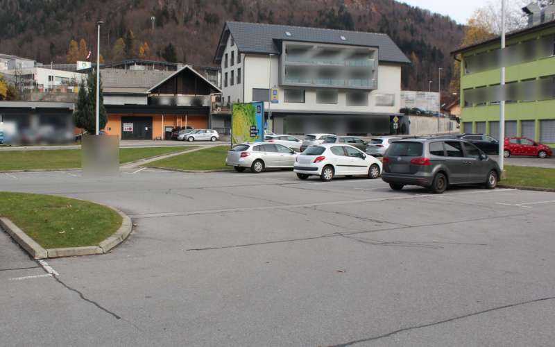 nesreca parkirisce jesenice.jpg