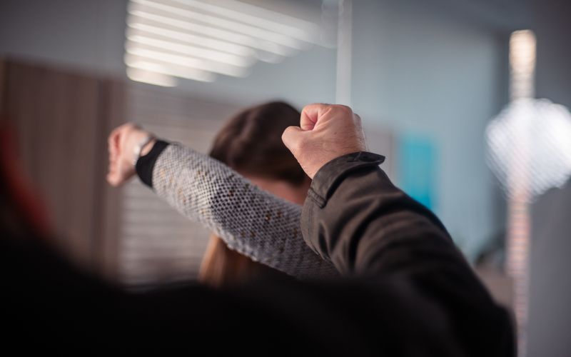 simbolična, nasilje, v-družini, nad-ženskami, fizično, žensko