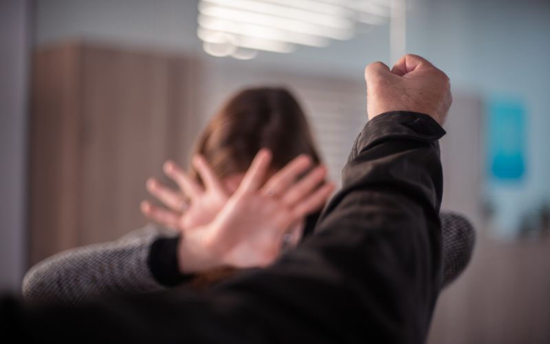 simbolična, nasilje, v-družini, nad-ženskami, fizično, žensko