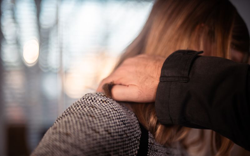 simbolična, nasilje, v-družini, nad-ženskami, fizično, žensko