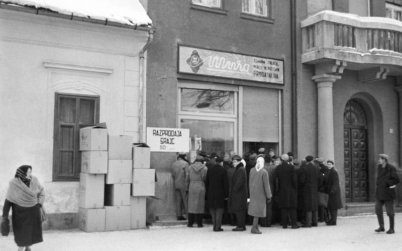 razprodaja moških srajc v prodajalni tovarne Mura.jpg