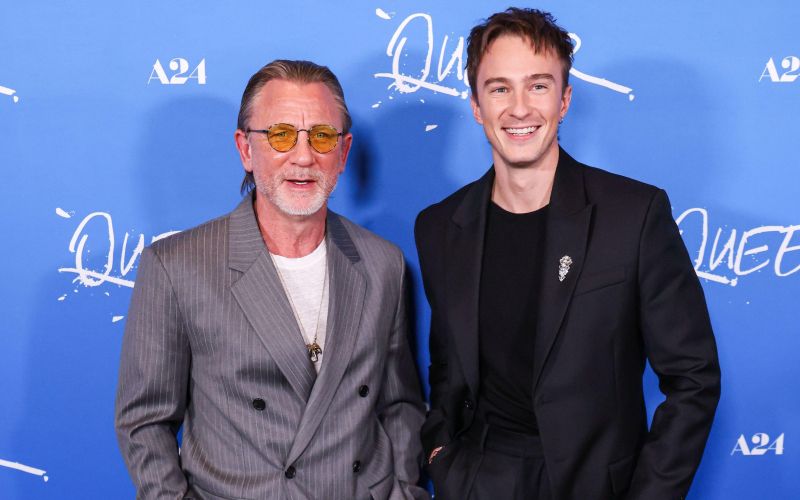 Daniel Craig in Drew Starkey na premieri