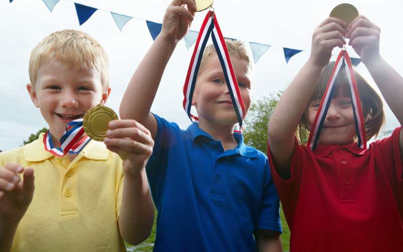 otroci tekmujejo, medalja