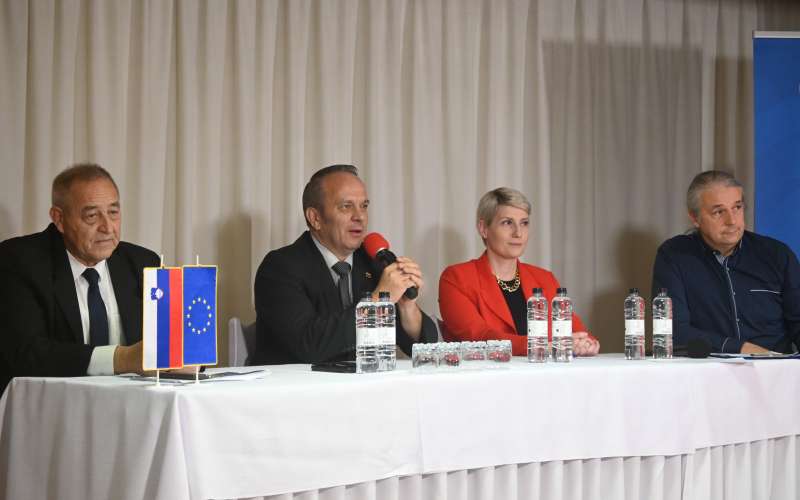 okrogla-miza, restavracija-čarda, branko-grims, jasmina-opec-vöröš, alojz-glavač