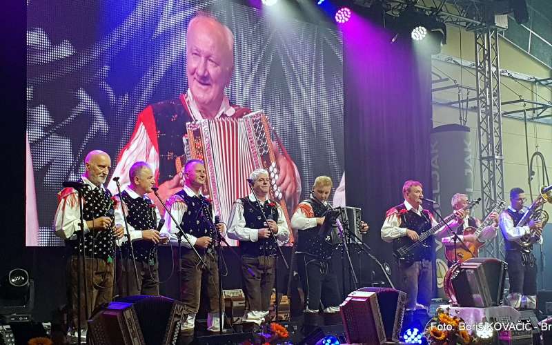 Ansambel bratov Poljanšek z Rudijem Poljanškom v ozadju..jpg