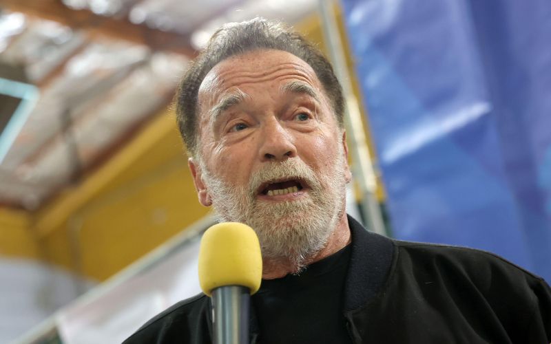 K Arnoldu Schwarzeneggerju so vdrli policisti.