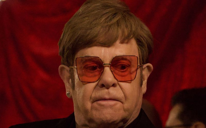 Elton John - Elton John je zdaj priznal, da je na desno oko že povsem oslepel, na levega pa slabo vi