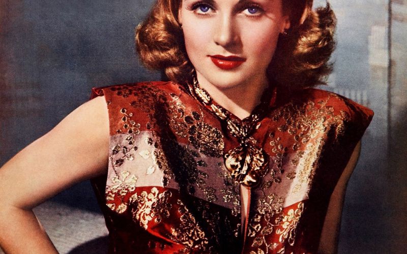 Carole Lombard je ena največjih igralk tridesetih let prejšnjega stoletja, žal je umrla v letalski n