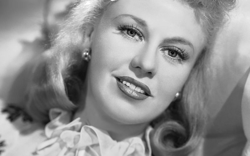 Ginger Rogers na fotografiji za medije v filmu Nežni kamerad (1943).