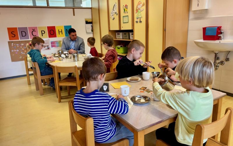 zupan z otroki z vrtcu.jpeg