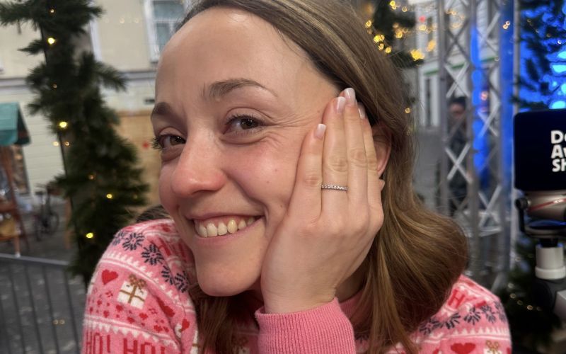 Spregovorila je o tem, kdo so ljudje, ki ustvarjajo te dobrodelne zgodbe.