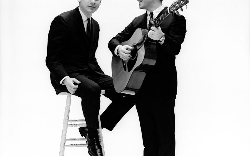 Rosno mlada Arthur Garfunkel in Paul Simon, ki sta se zapisala v glasbeno zgodovino kot eden najbolj