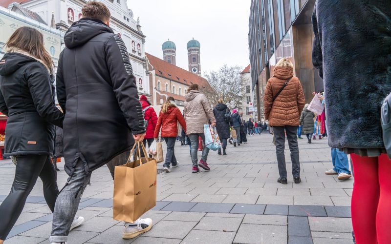 ljudje ulica nakupi.jpg