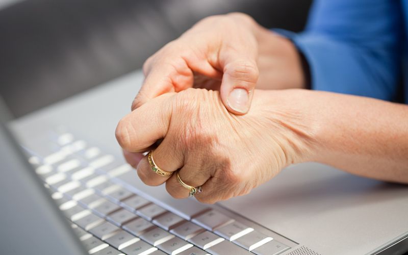 KARPALNI KANAL, ROKA, RAČUNALNIK